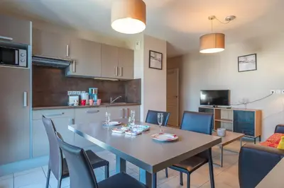 Cuisine ou kitchenette dans l'établissement Les Thermes 532 - Vue mer avec piscine partagée