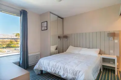 Un ou plusieurs lits dans un hébergement de l'établissement Les Thermes 532 - Vue mer avec piscine partagée