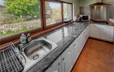 Cuisine ou kitchenette dans l'établissement Amazing Home In Lannéanou With Wifi