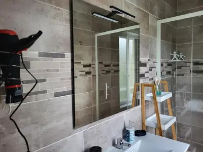 Salle de bains dans l'établissement Appartement paisible en Baie de Morlaix Plougasnou