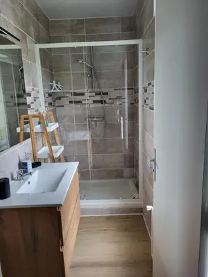 Salle de bains dans l'établissement Appartement paisible en Baie de Morlaix Plougasnou