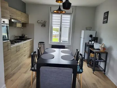 Cuisine ou kitchenette dans l'établissement Appartement paisible en Baie de Morlaix Plougasnou