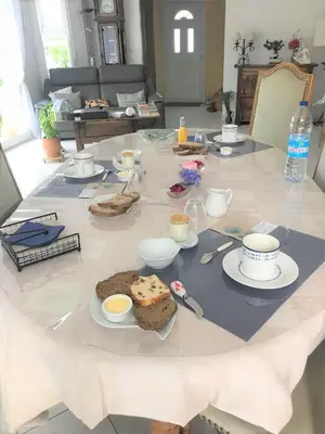 Nourriture dans le séjour chez l'habitant ou à proximité