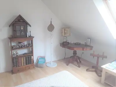 Bibliothèque dans le séjour chez l'habitant