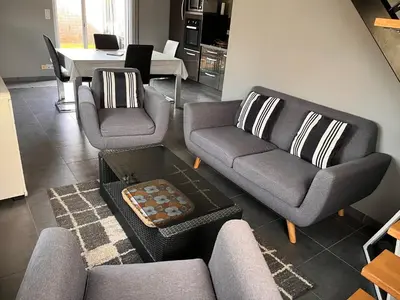 Coin salon dans l'établissement Aqua Zen avec Piscine - Breizh location