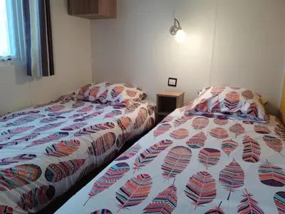 Un ou plusieurs lits dans un hébergement de l'établissement MOBIL-HOME TOUT CONFORT, 3 CHAMBRES, Domaine de Kerlann