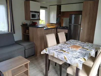 Cuisine ou kitchenette dans l'établissement MOBIL-HOME TOUT CONFORT, 3 CHAMBRES, Domaine de Kerlann