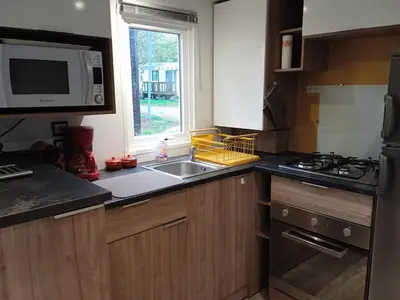Cuisine ou kitchenette dans l'établissement MOBIL-HOME TOUT CONFORT, 3 CHAMBRES, Domaine de Kerlann