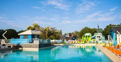 Piscine de l'établissement MOBIL-HOME TOUT CONFORT, 3 CHAMBRES, Domaine de Kerlann ou située à proximité