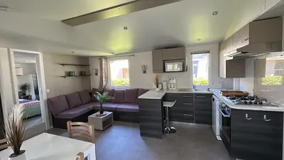 Cuisine ou kitchenette dans l'établissement MobilHome 2 chambres 229 dans Camping 4 étoiles