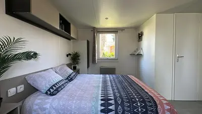 Un ou plusieurs lits dans un hébergement de l'établissement MobilHome 2 chambres 229 dans Camping 4 étoiles