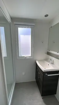 Salle de bains dans l'établissement MobilHome 2 chambres 229 dans Camping 4 étoiles