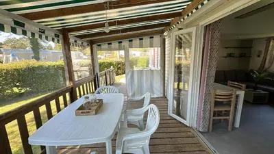 Balcon ou terrasse dans l'établissement MobilHome 2 chambres 229 dans Camping 4 étoiles