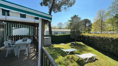 Jardin de l'établissement MobilHome 2 chambres 229 dans Camping 4 étoiles