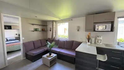 Coin salon dans l'établissement MobilHome 2 chambres 229 dans Camping 4 étoiles