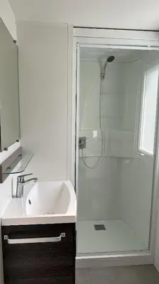 Salle de bains dans l'établissement MobilHome 2 chambres 229 dans Camping 4 étoiles