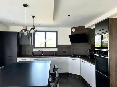 Cuisine ou kitchenette dans l'établissement Belle maison rénovée à la plage