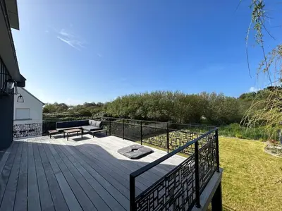 Balcon ou terrasse dans l'établissement Belle maison rénovée à la plage