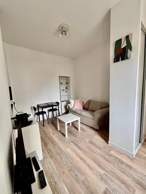 Coin salon dans l'établissement Les Capucins.Appartement élégant,Vue sur le jardin