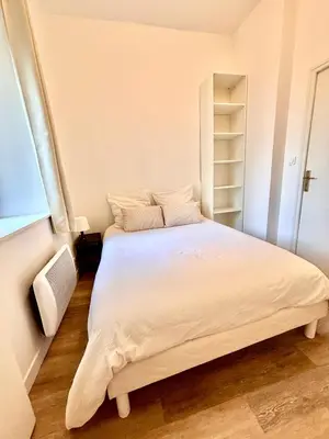 Un ou plusieurs lits dans un hébergement de l'établissement Les Capucins.Appartement élégant,Vue sur le jardin