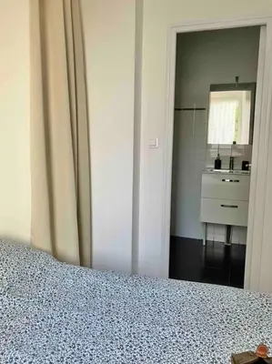 Un ou plusieurs lits dans un hébergement de l'établissement Les Capucins.Appartement élégant,Vue sur le jardin