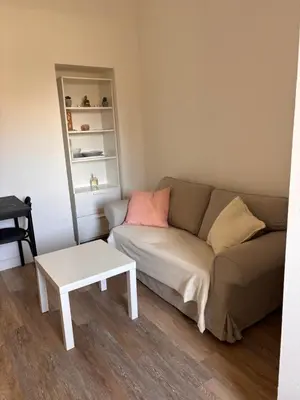 Coin salon dans l'établissement Les Capucins.Appartement élégant,Vue sur le jardin