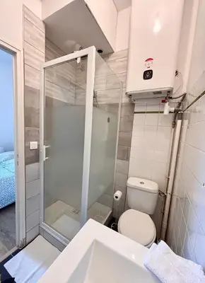 Salle de bains dans l'établissement Les Capucins.Appartement élégant,Vue sur le jardin