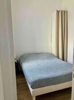 Un ou plusieurs lits dans un hébergement de l'établissement Les Capucins.Appartement élégant,Vue sur le jardin