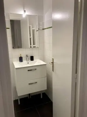 Salle de bains dans l'établissement Les Capucins.Appartement élégant,Vue sur le jardin