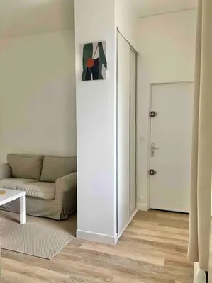 Coin salon dans l'établissement Les Capucins.Appartement élégant,Vue sur le jardin