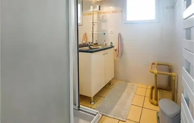 Cuisine ou kitchenette dans l'établissement Awesome Home In Brignogan-Plages