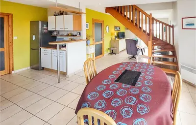 Cuisine ou kitchenette dans l'établissement Awesome Home In Brignogan-Plages
