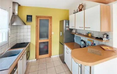 Cuisine ou kitchenette dans l'établissement Awesome Home In Brignogan-Plages