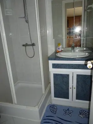 Salle de bains dans l'établissement Les Gites de Kerroyal