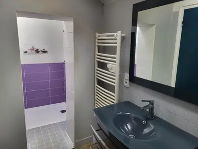 Salle de bains dans l'établissement Justicou