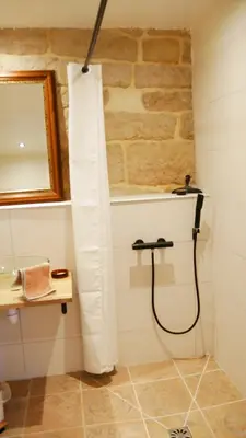 Salle de bains dans l'établissement HAMEAU DE LEIGNOUA