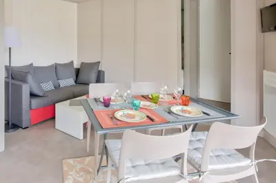 Coin salon dans l'établissement Chalet pour 4 - Résidence avec piscine