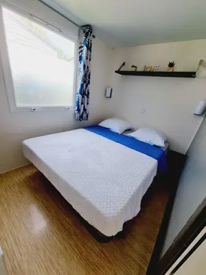 Un ou plusieurs lits dans un hébergement de l'établissement Camping de l Orangerie de Lanniron Mobilhome Esprit Zen R26