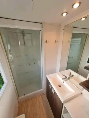 Salle de bains dans l'établissement Camping de l Orangerie de Lanniron Mobilhome Esprit Zen R26