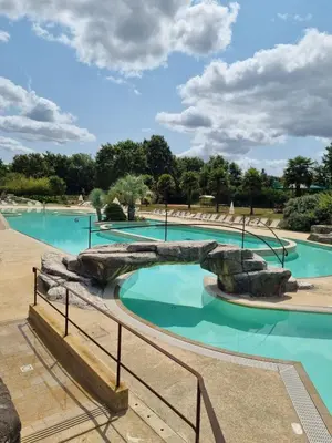 Piscine de l'établissement Camping de l Orangerie de Lanniron Mobilhome Esprit Zen R26 ou située à proximité