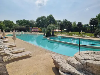 Piscine de l'établissement Camping de l Orangerie de Lanniron Mobilhome Esprit Zen R26 ou située à proximité