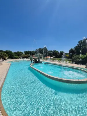 Piscine de l'établissement Camping de l Orangerie de Lanniron Mobilhome Esprit Zen R26 ou située à proximité