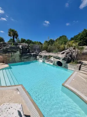 Piscine de l'établissement Camping de l Orangerie de Lanniron Mobilhome Esprit Zen R26 ou située à proximité