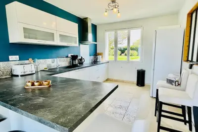 Cuisine ou kitchenette dans l'établissement TI GLAS - La maison bleue