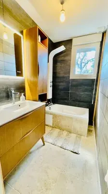 Salle de bains dans l'établissement TI GLAS - La maison bleue