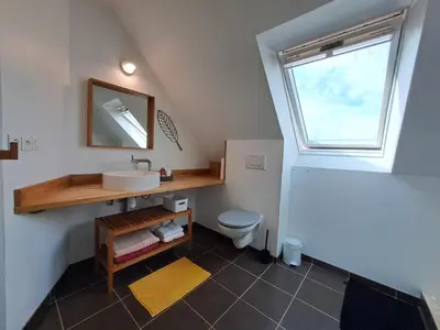 Salle de bains dans l'établissement Maison traditionnelle et moderne avec vue mer