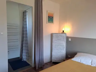 Un ou plusieurs lits dans un hébergement de l'établissement Maison traditionnelle et moderne avec vue mer