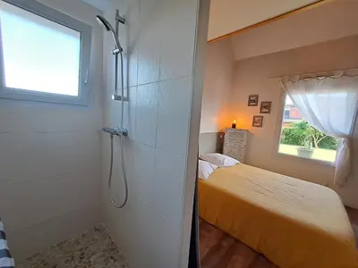 Un ou plusieurs lits dans un hébergement de l'établissement Maison traditionnelle et moderne avec vue mer