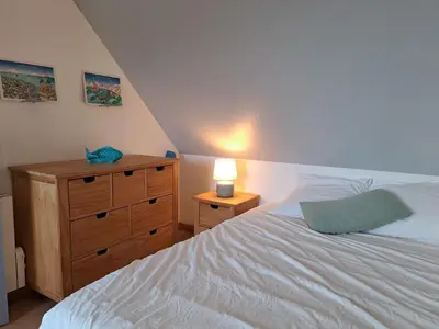 Un ou plusieurs lits dans un hébergement de l'établissement Maison traditionnelle et moderne avec vue mer