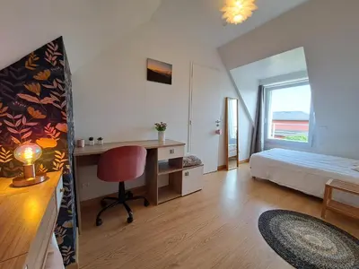 Un ou plusieurs lits dans un hébergement de l'établissement Maison traditionnelle et moderne avec vue mer